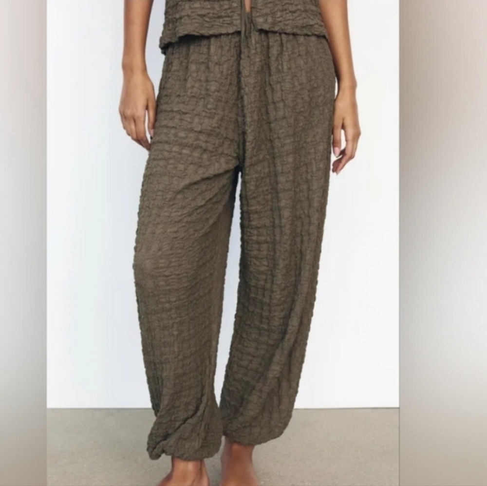 Zara High-waisted balloon style joggers made of textured fabric